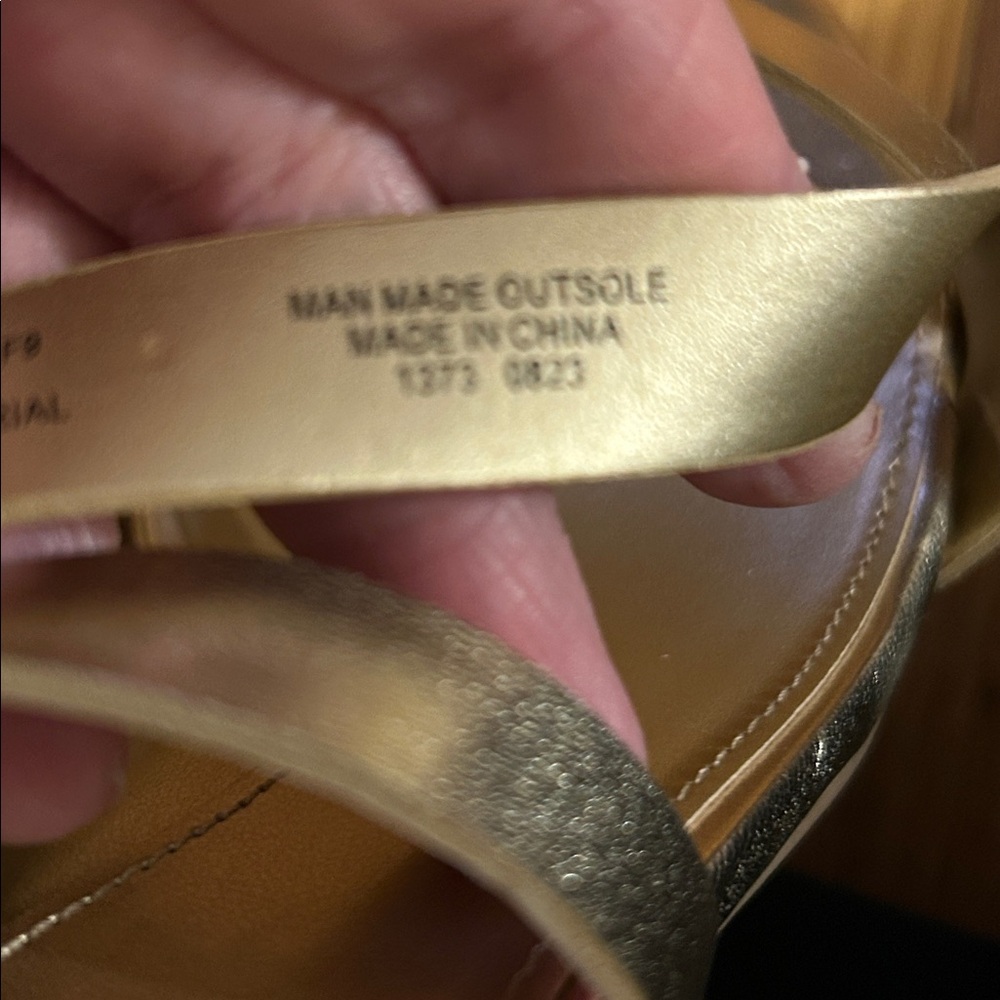 Beautiful Gold Heels - Picture 3 of 5